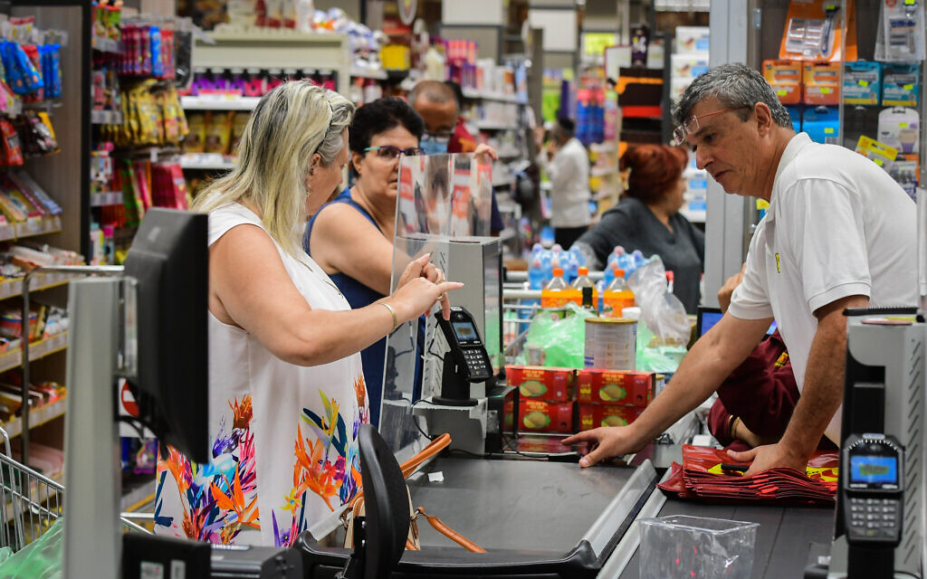 People shop at the Yochananof supermarket in Tel Aviv on June 14, 2021. (Avshalom Sassoni/Flash90)