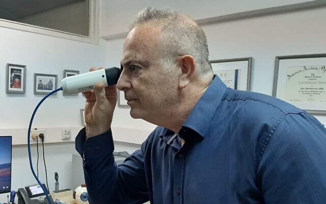 Prof. Ygal Rotenstreich, director of Sheba Medical Center's The Retinal Research Laboratory, demonstrates a new blood test device that works by analyzing blood vessels in the eye (courtesy of Sheba Medical Center) Prof. Ygal Rotenstreich, director of Sheba Medical Center's The Retinal Research Laboratory, demonstrates a new blood test device that works by analyzing blood vessels in the eye (courtesy of Sheba Medical Center)