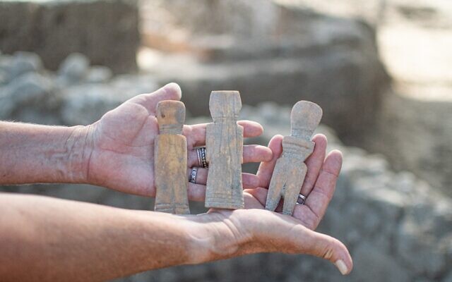Three 1,000-year-old Islamic-period bone dolls from the cesspit in Yavne (Yoli Schwartz/Israel Antiquities Authority) Three 1,000-year-old Islamic-period bone dolls from the cesspit in Yavne (Yoli Schwartz/Israel Antiquities Authority)