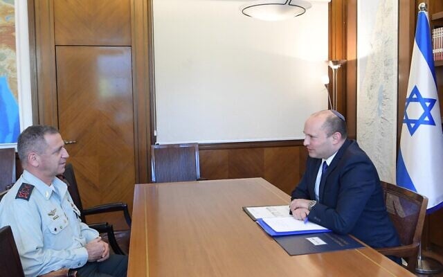 Prime Minister Naftali Bennett (right) and IDF Chief of Staff Aviv Kohavi meet at the Prime Minister's Office in Jerusalem, on June 16, 2021. (Haim Tzach/GPO)