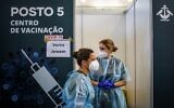 Healthcare workers prepare to administer COVID-19 vaccines  at a vaccination center in Lisbon on July 2, 2021 (PATRICIA DE MELO MOREIRA / AFP)