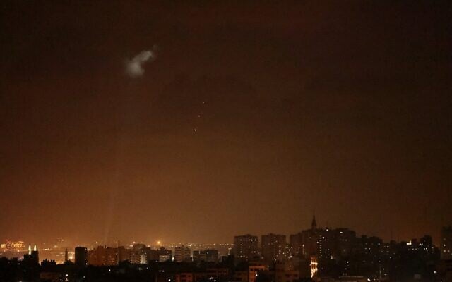 Shootings from the Palestinian territory light-up the night sky in Gaza city, on July 3, 2021 (MOHAMMED ABED / AFP) Shootings from the Palestinian territory light-up the night sky in Gaza city, on July 3, 2021 (MOHAMMED ABED / AFP)