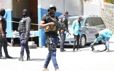 Members of the Haitian police and forensics look for evidence outside of the presidential residence on July 7, 2021 in Port-au-Prince, Haiti (VALERIE BAERISWYL / AFP)