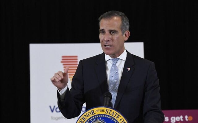In this file photo taken on April 1, 2021 Los Angeles Mayor Eric Garcetti speaks to the media in Los Angeles, California (Patrick T. FALLON / AFP) In this file photo taken on April 1, 2021 Los Angeles Mayor Eric Garcetti speaks to the media in Los Angeles, California (Patrick T. FALLON / AFP)