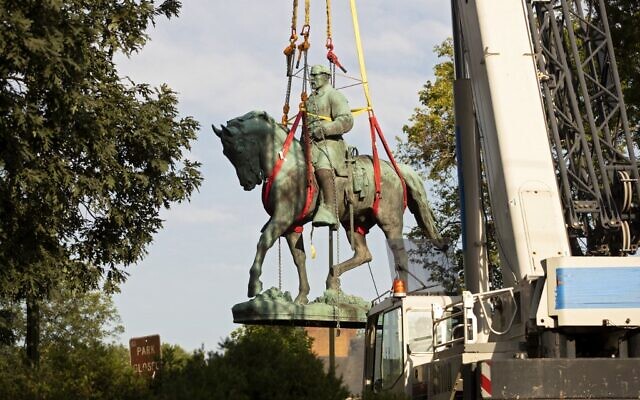 Workers remove the statue of Confederate General Robert E. Lee from a park in Charlottesville, Virginia on July 10, 2021.(Ryan M. Kelly / AFP) Workers remove the statue of Confederate General Robert E. Lee from a park in Charlottesville, Virginia on July 10, 2021.(Ryan M. Kelly / AFP)