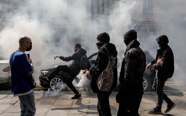 A demonstrator kicks back a gas canister to Police on the sidelines of a protest in central Paris on July 14, 2021 against a governmental decision to impose Covid-19 tests for unvaccinated people who want to eat in restaurants or take long-distance trips, as the country looks to avoid a surge in more contagious Delta cases. (GEOFFROY VAN DER HASSELT / AFP) A demonstrator kicks back a gas canister to Police on the sidelines of a protest in central Paris on July 14, 2021 against a governmental decision to impose Covid-19 tests for unvaccinated people who want to eat in restaurants or take long-distance trips, as the country looks to avoid a surge in more contagious Delta cases. (GEOFFROY VAN DER HASSELT / AFP)