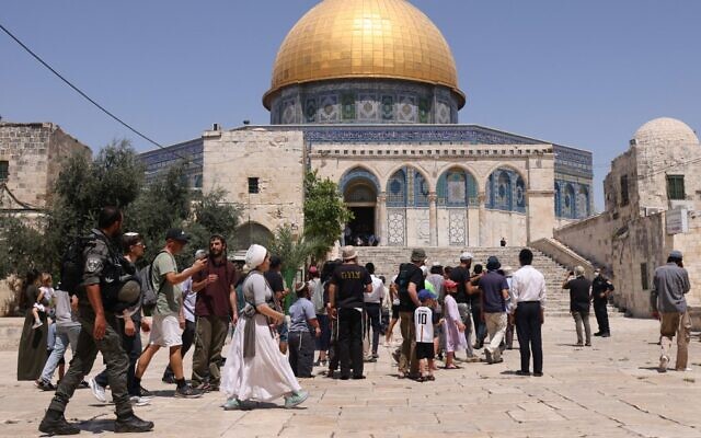 Israeli security forces stand guard as a group of Jews enter the Temple Mount in Jerusalem's Old City, during the Tisha B'Av fast mourning the destruction of the ancient temples, on July 18, 2021. (Ahmad Gharabli/AFP) Israeli security forces stand guard as a group of Jews enter the Temple Mount in Jerusalem's Old City, during the Tisha B'Av fast mourning the destruction of the ancient temples, on July 18, 2021. (Ahmad Gharabli/AFP)