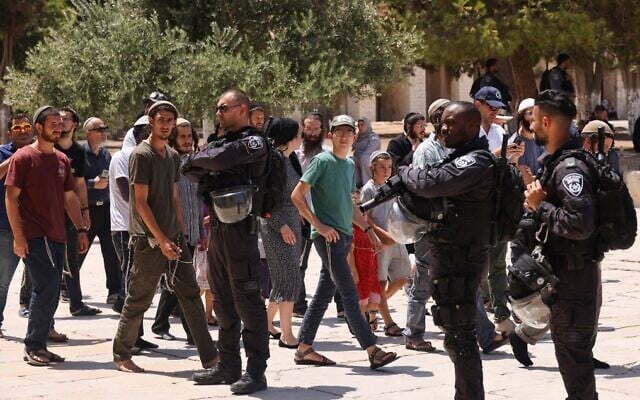 Israeli police stand guard as a group of Jews enter the Temple Mount in Jerusalem's Old City, during the Tisha B'Av fast mourning the destruction of the Temples, on July 18, 2021. (Ahmad Gharabli/AFP) Israeli police stand guard as a group of Jews enter the Temple Mount in Jerusalem's Old City, during the Tisha B'Av fast mourning the destruction of the Temples, on July 18, 2021. (Ahmad Gharabli/AFP)