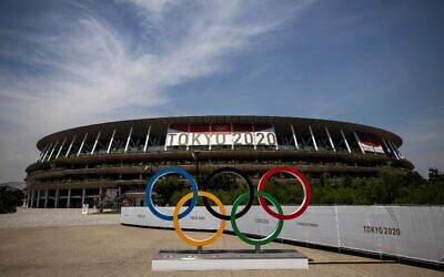 This picture shows the Olympic rings and Olympic Stadium in Tokyo on July 20, 2021, ahead of the Tokyo 2020 Olympic Games. (Behrouz MEHRI / AFP)