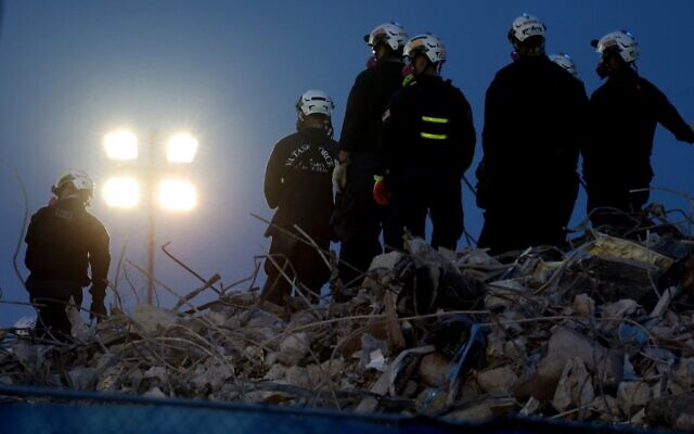 Search and rescue workers oversee an excavator dig through the rubble of the collapsed 12-story Champlain Towers South condo building on July 9, 2021 in Surfside, Florida. (Anna Moneymaker / GETTY IMAGES NORTH AMERICA / Getty Images via AFP) Search and rescue workers oversee an excavator dig through the rubble of the collapsed 12-story Champlain Towers South condo building on July 9, 2021 in Surfside, Florida. (Anna Moneymaker / GETTY IMAGES NORTH AMERICA / Getty Images via AFP)