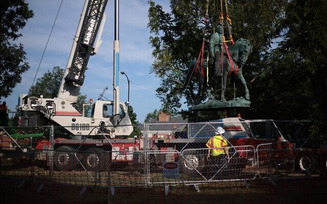 Workers remove a statue of Confederate General Robert E. Lee from Market Street Park July 10, 2021 in Charlottesville, Virginia (WIN MCNAMEE / GETTY IMAGES NORTH AMERICA / Getty Images via AFP) Workers remove a statue of Confederate General Robert E. Lee from Market Street Park July 10, 2021 in Charlottesville, Virginia (WIN MCNAMEE / GETTY IMAGES NORTH AMERICA / Getty Images via AFP)