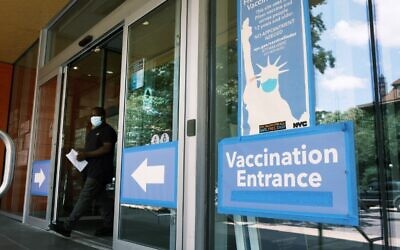 A city-operated mobile pharmacy advertises the COVID-19 vaccine in a Brooklyn neighborhood on July 30, 2021 in New York City (SPENCER PLATT / GETTY IMAGES NORTH AMERICA / Getty Images via AFP)