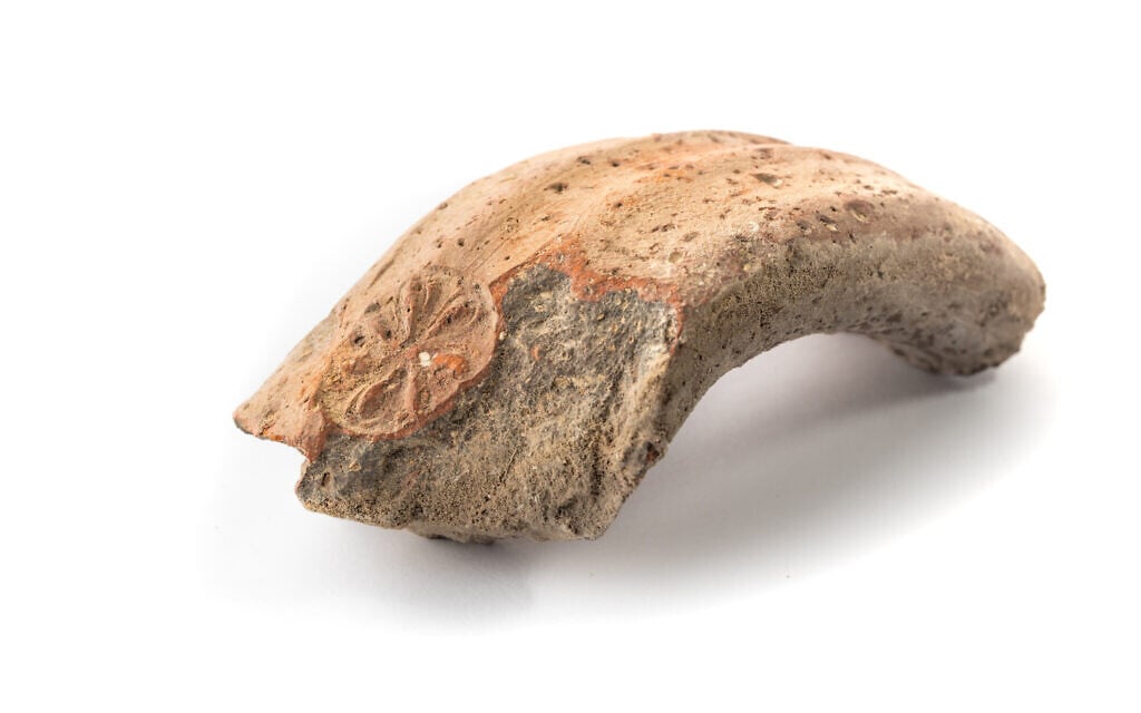 The handle of a jar found among other destroyed objects in a building near the remains of the First Temple-era wall protecting Jerusalem's eastern side. The handle bears a rosetta imprint, associated with the final years of the Kingdom of Judah. (Koby Harati/ City of David)
