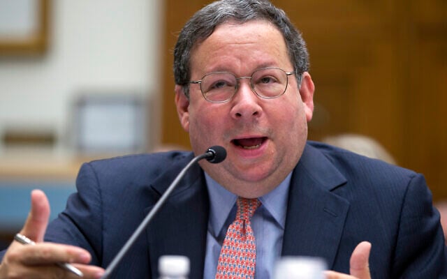 In this May 8, 2014 file photo, David Cohen, executive vice president, Comcast Corporation, testifies during the House Judiciary Subcommittee on Regulatory Reform, Commercial, and Antitrust Law oversight hearing on Capitol Hill in Washington. (AP Photo/Carolyn Kaster) In this May 8, 2014 file photo, David Cohen, executive vice president, Comcast Corporation, testifies during the House Judiciary Subcommittee on Regulatory Reform, Commercial, and Antitrust Law oversight hearing on Capitol Hill in Washington. (AP Photo/Carolyn Kaster)