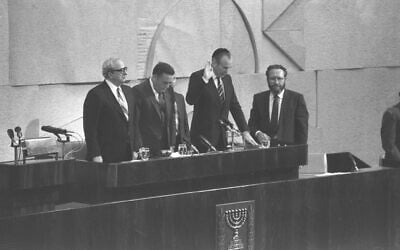 Chaim Herzog takes the presidential oath of office at the Knesset, 5 May, 1983 (HERMAN CHANANIA/GPO)