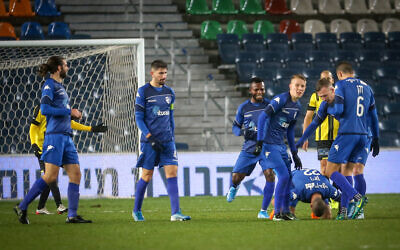 Hapoel Ironi Kiryat Shmona players (blue) during a match against Beitar Jerusalem at Jerusalem's Teddy Stadium on January 4, 2020. (Flash90)