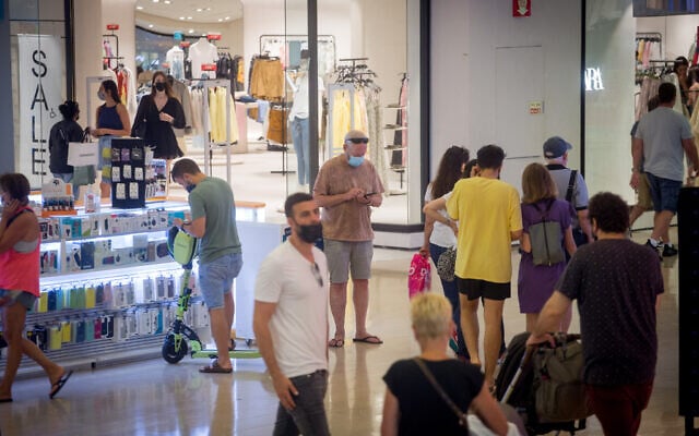 Israelis wear protective face masks as they shop in Dizengoff Center in Tel Aviv, on June 29, 2021. (Miriam Alster/FLASH90) Israelis wear protective face masks as they shop in Dizengoff Center in Tel Aviv, on June 29, 2021. (Miriam Alster/FLASH90)
