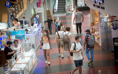 Israelis wear protective face masks as they shop in Dizengoff Center in Tel Aviv, on June 29, 2021. (Miriam Alster/FLASH90)