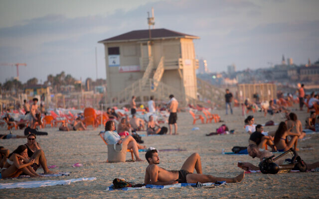 Israelis enjoy the beach in Tel Aviv, on a hot summer day on July 6, 2021. (Miriam Alster/FLASH90) Israelis enjoy the beach in Tel Aviv, on a hot summer day on July 6, 2021. (Miriam Alster/FLASH90)