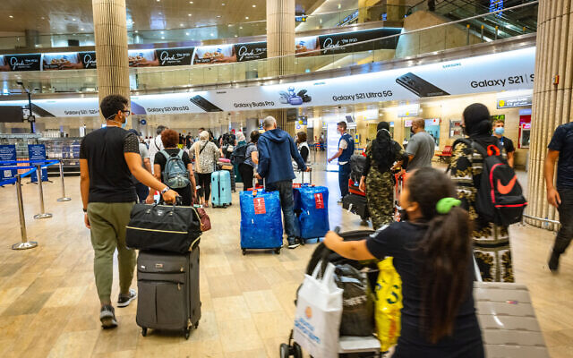 Travelers arriving at the Ben Gurion International Airport in Israel. July 1, 2021. (Nati Shohat/FLASH90) Travelers arriving at the Ben Gurion International Airport in Israel. July 1, 2021. (Nati Shohat/FLASH90)