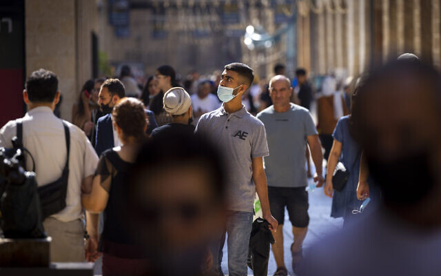 People are seen with and without face masks in Jerusalem on July 8, 2021. (Olivier Fitoussi/Flash90) People are seen with and without face masks in Jerusalem on July 8, 2021. (Olivier Fitoussi/Flash90)