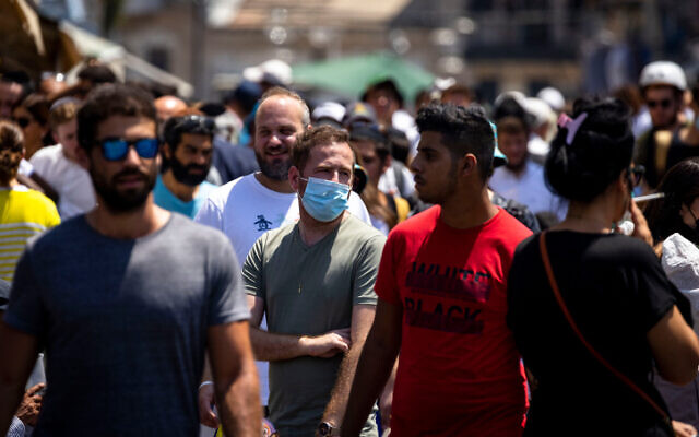 A man wears a facemask at the Mahane Yehuda market in Jerusalem on June 15, 2021. (Olivier Fitoussi/Flash90) A man wears a facemask at the Mahane Yehuda market in Jerusalem on June 15, 2021. (Olivier Fitoussi/Flash90)