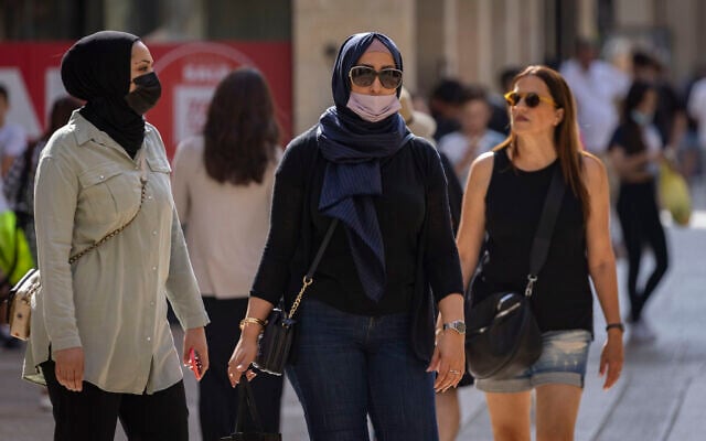 People are seen wearing face masks in Jerusalem, July 19, 2021. (Olivier Fitoussi/Flash90) People are seen wearing face masks in Jerusalem, July 19, 2021. (Olivier Fitoussi/Flash90)