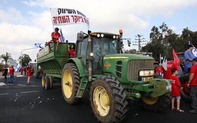 Farmers block the Bilu Junction as part of protests around the country against the finance and agriculture ministries plan to open up the fruit and vegetable market for import, on July 29, 2021. (Yossi Aloni/Flash90)