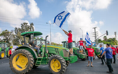 Israeli farmers block junctions all over Israel to protest the Finance and Agriculture ministries' plan to open up the fruit and vegetable market for import, at the Bilu Junction, on July 29, 2021. (Yossi Aloni/Flash90)
