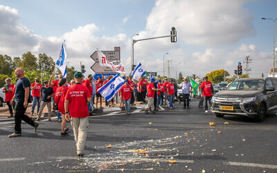Farmers block the Bilu Junction as part of protests around the country against the finance and agriculture ministries plan to open up the fruit and vegetable market for import, on July 29, 2021. (Yossi Aloni/Flash90)
