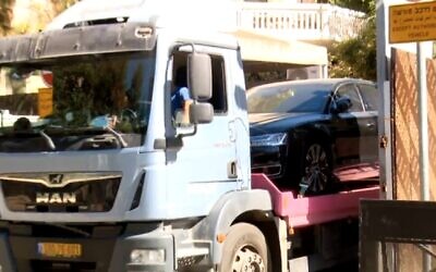 Vehicles are removed from the Prime Minister's Residence, Jerusalem, July 9, 2021 (Channel 12 screenshot)