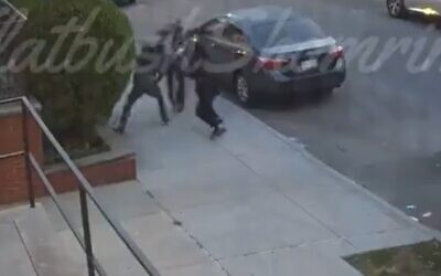Two men assault a Jewish man on his way to synagogue, July 16, 2021 (Screen grab/Shomrim)