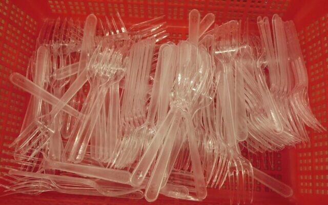 Disposable plastic forks (Ewloskalw, CC BY-SA 3.0, Wikimedia)