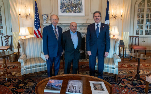 US Secretary of State Antony Blinken (right) meets with Natan Sharansky (center) and former US Senator Joe Lieberman in Washington on July 21, 2021. (Ron Przysucha/State Department)
