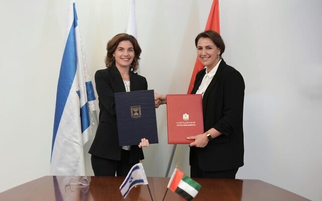 Environment Minister Tamar Zandberg and UAE Minister of Food and Water Security Mariam Al-Muhairi sign a deal in Jerusalem on July 15, 2021. (Boaz Oppenheim/GPO)