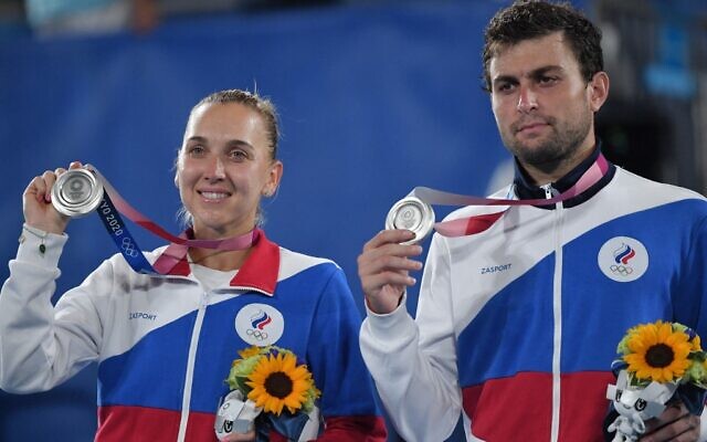Silver medallists Russia's Elena Vesnina and Russia's Aslan Karatsev pose with their medal during the Tokyo 2020 Olympic mixed doubles tennis medal ceremony at the Ariake Tennis Park in Tokyo on August 1, 2021. (Tiziana FABI / AFP) Silver medallists Russia's Elena Vesnina and Russia's Aslan Karatsev pose with their medal during the Tokyo 2020 Olympic mixed doubles tennis medal ceremony at the Ariake Tennis Park in Tokyo on August 1, 2021. (Tiziana FABI / AFP)