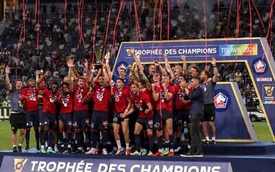 Lille's players celebrate with the trophy after winning the French Champions' Trophy (Trophee des Champions) final football match between Paris Saint-Germain (PSG) and Lille (LOSC) at the Bloomfield Stadium in Tel Aviv, Israel, on August 1, 2021. (Photo by EMMANUEL DUNAND / AFP) Lille's players celebrate with the trophy after winning the French Champions' Trophy (Trophee des Champions) final football match between Paris Saint-Germain (PSG) and Lille (LOSC) at the Bloomfield Stadium in Tel Aviv, Israel, on August 1, 2021. (Photo by EMMANUEL DUNAND / AFP)