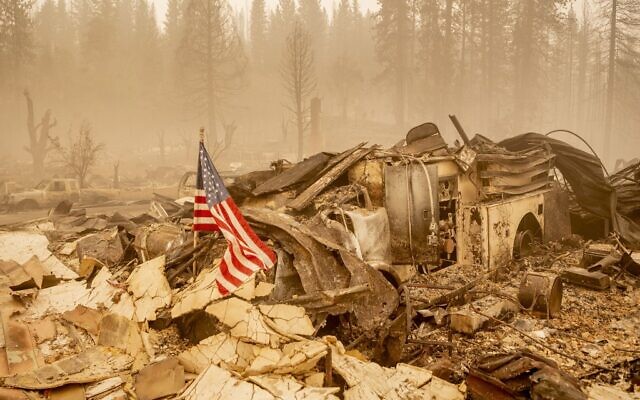 An American flag is placed on a burned fire engine at a burned fire station in downtown Greenville, California on August 7, 2021. (JOSH EDELSON / AFP) An American flag is placed on a burned fire engine at a burned fire station in downtown Greenville, California on August 7, 2021. (JOSH EDELSON / AFP)