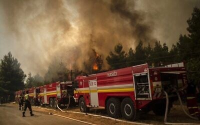 Firefighters try to extinguish the burning blaze of a forest fire near in the village of Avgaria on the Greek island of Evia, August 10, 2021. (ANGELOS TZORTZINIS/AFP) Firefighters try to extinguish the burning blaze of a forest fire near in the village of Avgaria on the Greek island of Evia, August 10, 2021. (ANGELOS TZORTZINIS/AFP)