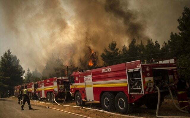 Firefighters try to extinguish the burning blaze of a forest fire near in the village of Avgaria on the Greek island of Evia, August 10, 2021. (ANGELOS TZORTZINIS/AFP) Firefighters try to extinguish the burning blaze of a forest fire near in the village of Avgaria on the Greek island of Evia, August 10, 2021. (ANGELOS TZORTZINIS/AFP)