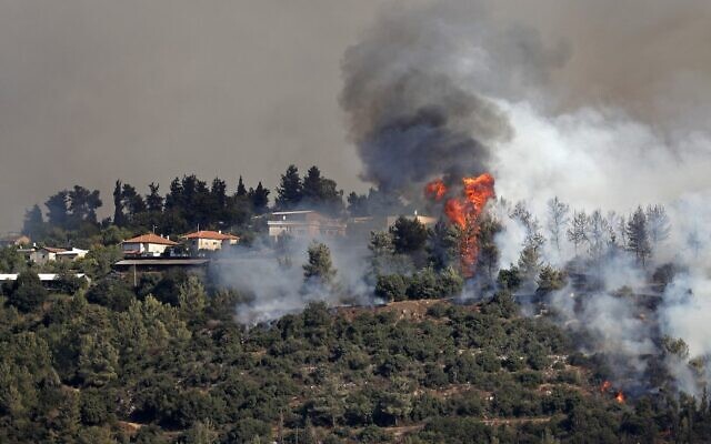 Smoke billows from a forest fire near Shoresh, outside Jerusalem, on August 16, 2021. (Ahmad Gharabli/AFP) Smoke billows from a forest fire near Shoresh, outside Jerusalem, on August 16, 2021. (Ahmad Gharabli/AFP)