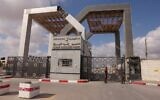 Members of Palestinan security forces stand guard at the closed off Rafah border crossing to Egypt in the southern Gaza Strip, on August 23, 2021 (SAID KHATIB / AFP)