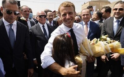 French President Emmanuel Macron (C) is welcomed upon his arrival at the Al-Nuri Mosque in Iraq's second city of Mosul, in the northern Nineveh province, on August 29, 2021. (Ludovic MARIN / AFP) French President Emmanuel Macron (C) is welcomed upon his arrival at the Al-Nuri Mosque in Iraq's second city of Mosul, in the northern Nineveh province, on August 29, 2021. (Ludovic MARIN / AFP)
