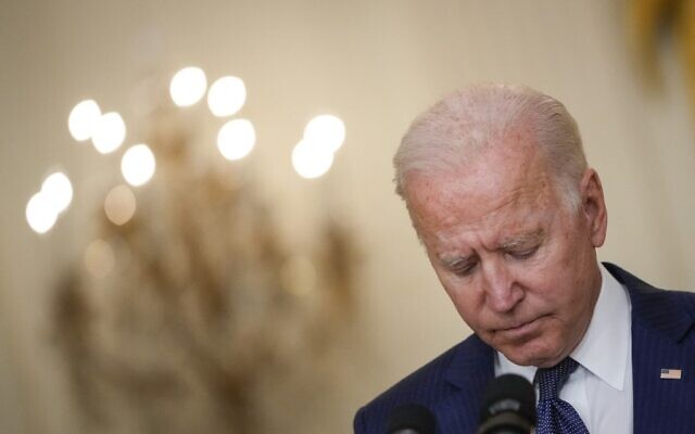 US President Joe Biden bows his head in a moment of silence as he speaks about the situation in Kabul, Afghanistan from the East Room of the White House on August 26, 2021 in Washington, DC. (Drew Angerer / GETTY IMAGES NORTH AMERICA / Getty Images via AFP) US President Joe Biden bows his head in a moment of silence as he speaks about the situation in Kabul, Afghanistan from the East Room of the White House on August 26, 2021 in Washington, DC. (Drew Angerer / GETTY IMAGES NORTH AMERICA / Getty Images via AFP)
