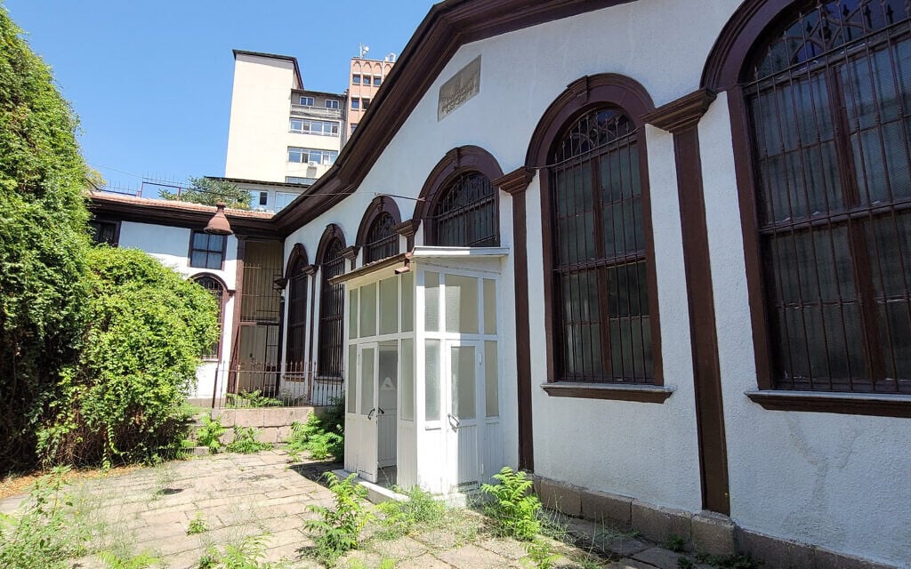 A man leans against the Ankara Synagogue in Ankara, Turkey, on August 6, 2021. (Mendy Chitrik/via JTA)