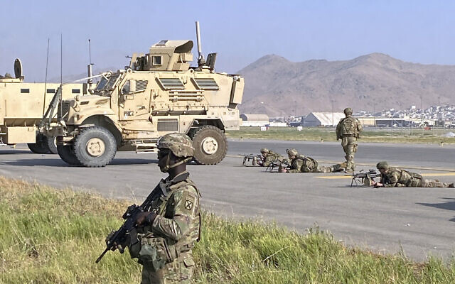 US soldiers stand guard along a perimeter at the international airport in Kabul, Afghanistan, on August 16, 2021. (AP Photo/Shekib Rahmani) US soldiers stand guard along a perimeter at the international airport in Kabul, Afghanistan, on August 16, 2021. (AP Photo/Shekib Rahmani)