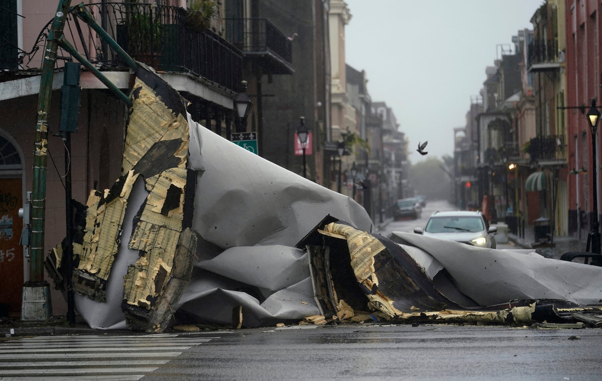 Hurricane Ida knocks out New Orleans power, claims its first fatality ...