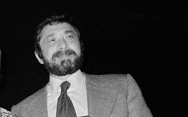 Walter Yetnikoff in New York on January 17, 1978. (AP/Carlos Rene Perez)