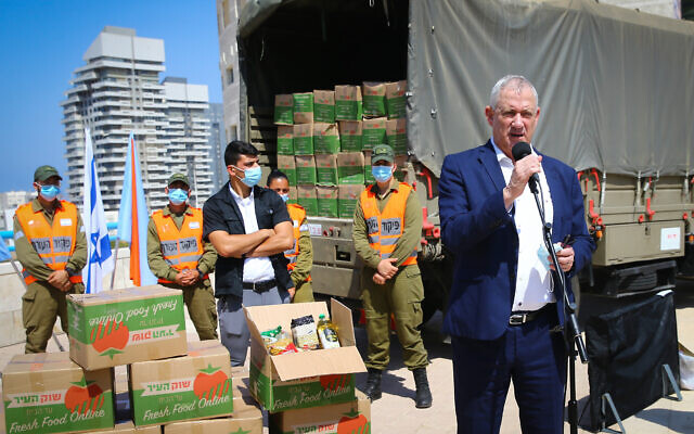 Defense Minister Benny Gantz speaks to IDF Home Front Command soldiers, during a visit to the southern city of Ashdod, September 14, 2020. (Flash90)