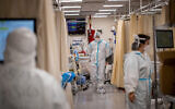 Shaare Zedek hospital team members wearing safety gear as they work in the coronavirus ward of Shaare Zedek hospital in Jerusalem on February 3, 2021. (Yonatan Sindel/Flash90)